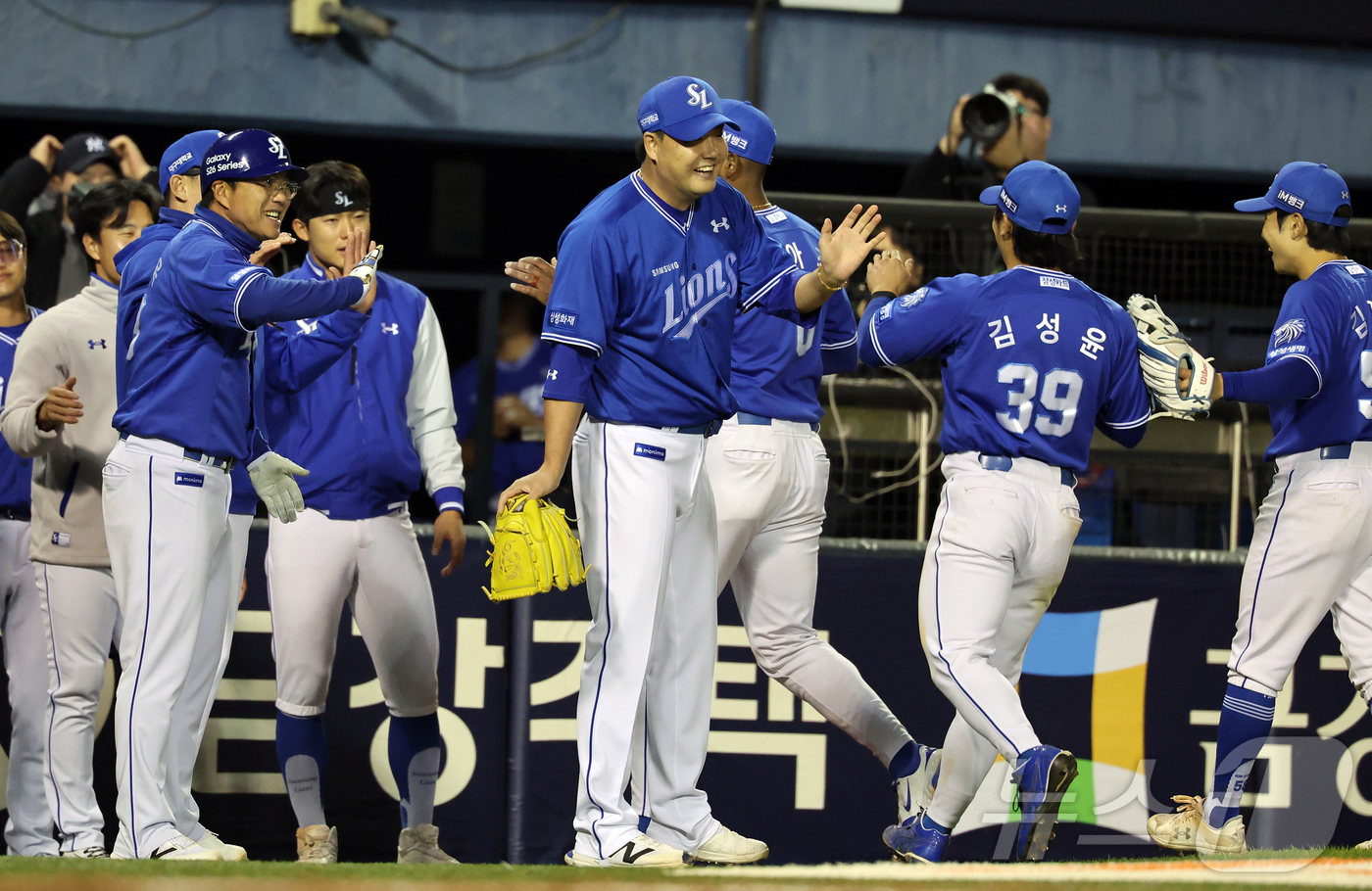(서울=뉴스1) 김진환 기자 = 28일 서울 송파구 잠실야구장에서 열린 '2026 신한 SOL KBO리그' 삼성 라이온즈와 두산 베어스의 경기, 삼성 김태훈이 8회말 이닝을 실점 …