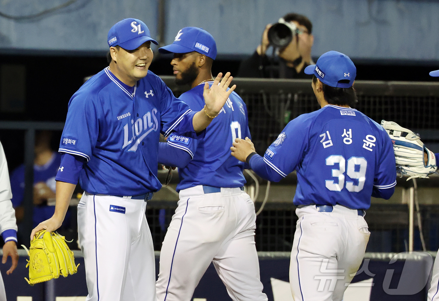 (서울=뉴스1) 김진환 기자 = 28일 서울 송파구 잠실야구장에서 열린 '2026 신한 SOL KBO리그' 삼성 라이온즈와 두산 베어스의 경기, 삼성 김태훈이 8회말 이닝을 실점 …