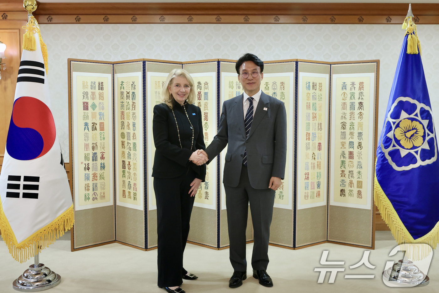 (서울=뉴스1) 임세영 기자 = 김민석 국무총리가 28일 서울 종로구 정부서울청사에서 캐서린 러셀(Catherine Russell) 유엔아동기금(UNICEF) 총재를 접견하고 있다 …