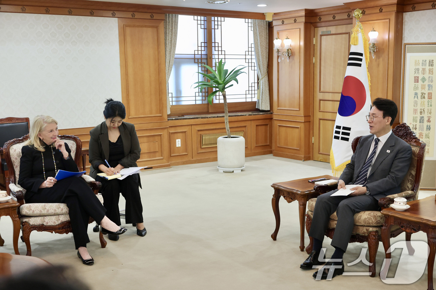 (서울=뉴스1) 임세영 기자 = 김민석 국무총리가 28일 서울 종로구 정부서울청사에서 캐서린 러셀(Catherine Russell) 유엔아동기금(UNICEF) 총재를 접견하고 있다 …