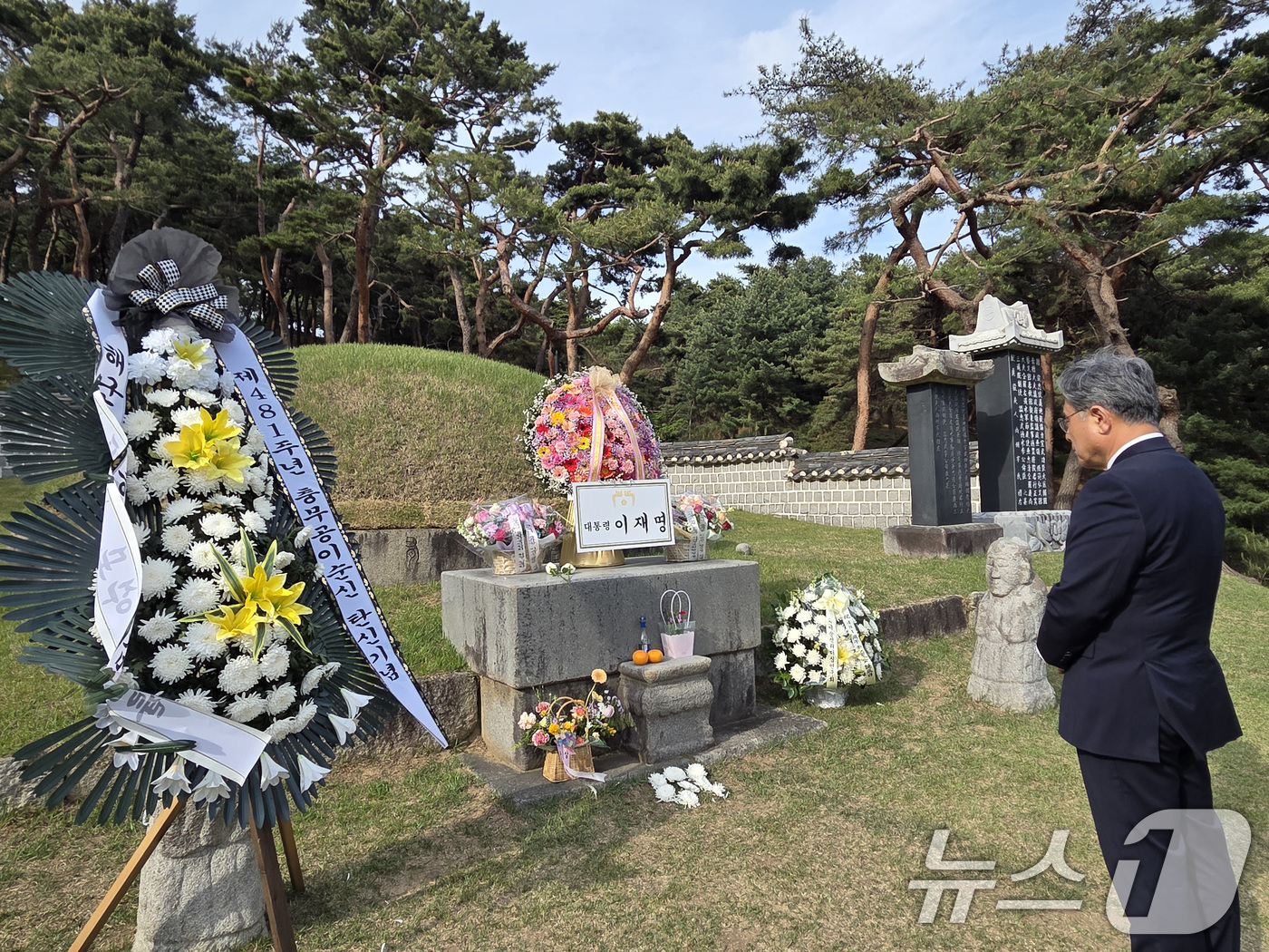 (서울=뉴스1) 임세영 기자 = 허민 국가유산청장이 28일 충남 아산 현충사에서 충무공 이순신 장군 탄신 제481주년 다례제를 마치고 아산 이충무공묘(사적)를 방문해 참배를 하고 …