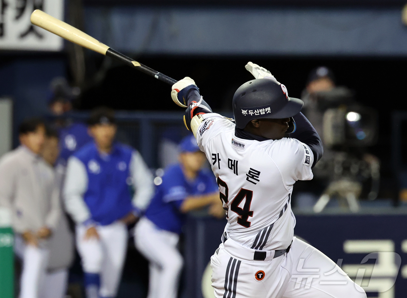 (서울=뉴스1) 김진환 기자 = 28일 서울 송파구 잠실야구장에서 열린 '2026 신한 SOL KBO리그' 삼성 라이온즈와 두산 베어스의 경기, 두산 카메론이 9회말 1사 만루 상 …