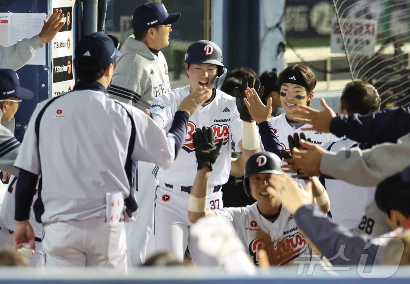 (서울=뉴스1) 김진환 기자 = 28일 서울 송파구 잠실야구장에서 열린 '2026 신한 SOL KBO리그' 삼성 라이온즈와 두산 베어스의 경기, 두산 박지훈과 정수빈이 9회말 1사 …