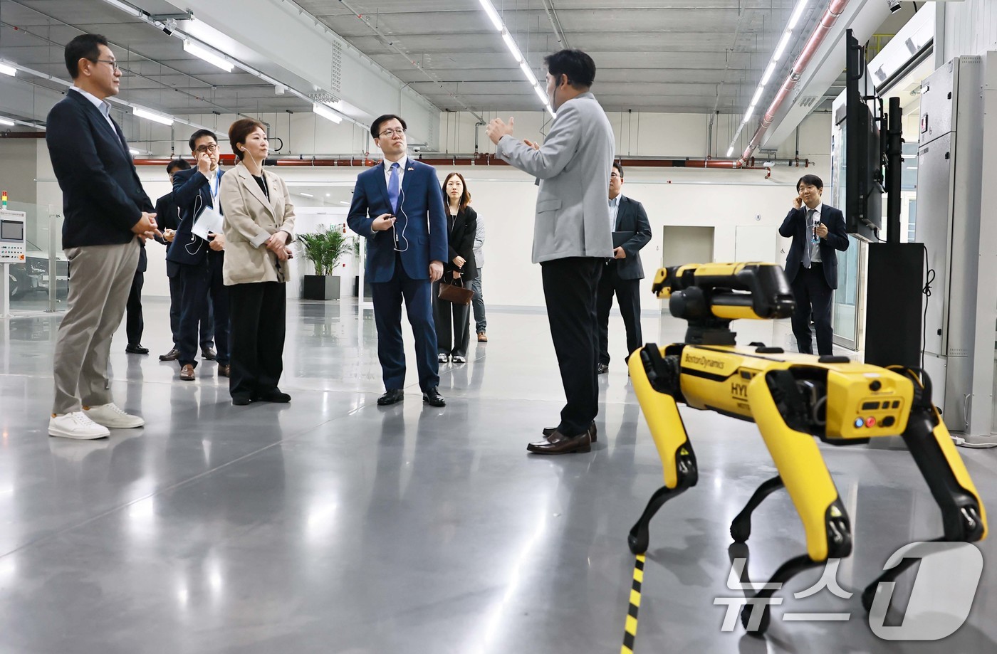 (서울=뉴스1) 임세영 기자 = 여한구 산업통상부 통상교섭본부장이 28일(현지시간) 현대차그룹 싱가포르 글로벌 혁신센터(HMGICS)를 한-싱가포르 의원친선협회장인 이언주 국회의원 …