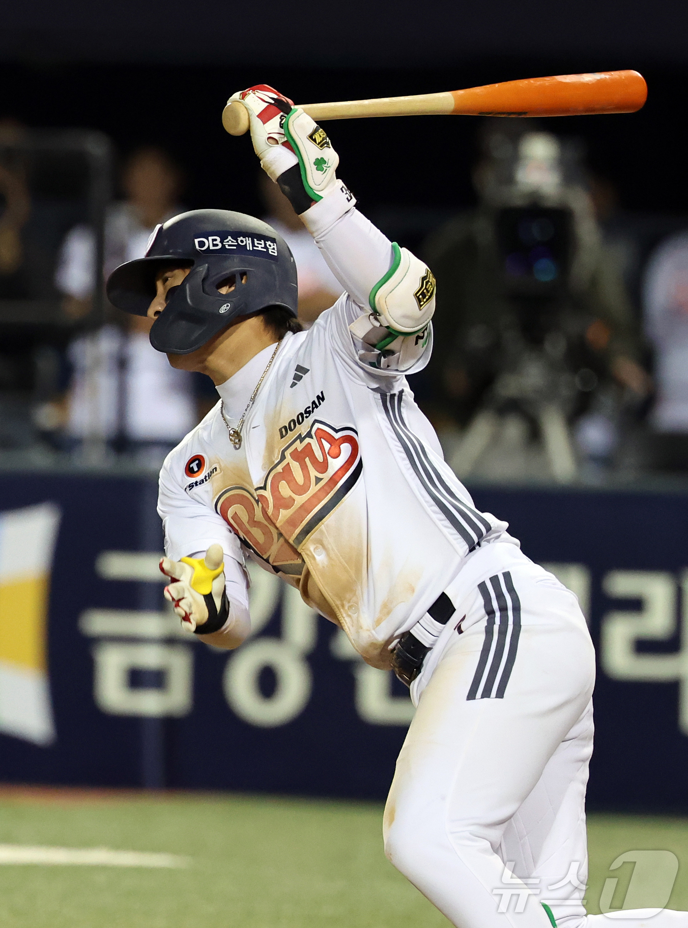 (서울=뉴스1) 김진환 기자 = 28일 서울 송파구 잠실야구장에서 열린 '2026 신한 SOL KBO리그' 삼성 라이온즈와 두산 베어스의 경기, 두산 박찬호가 9회말 1사 만루 상 …