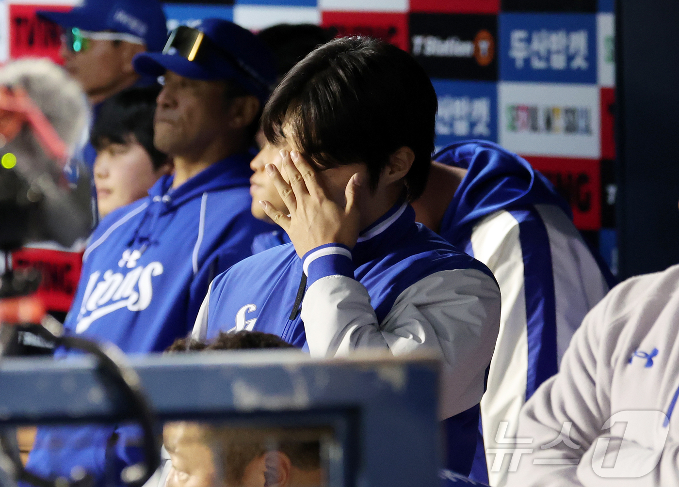 (서울=뉴스1) 김진환 기자 = 28일 서울 송파구 잠실야구장에서 열린 '2026 신한 SOL KBO리그' 삼성 라이온즈와 두산 베어스의 경기, 삼성 원태인이 9회말 1사 만루 상 …