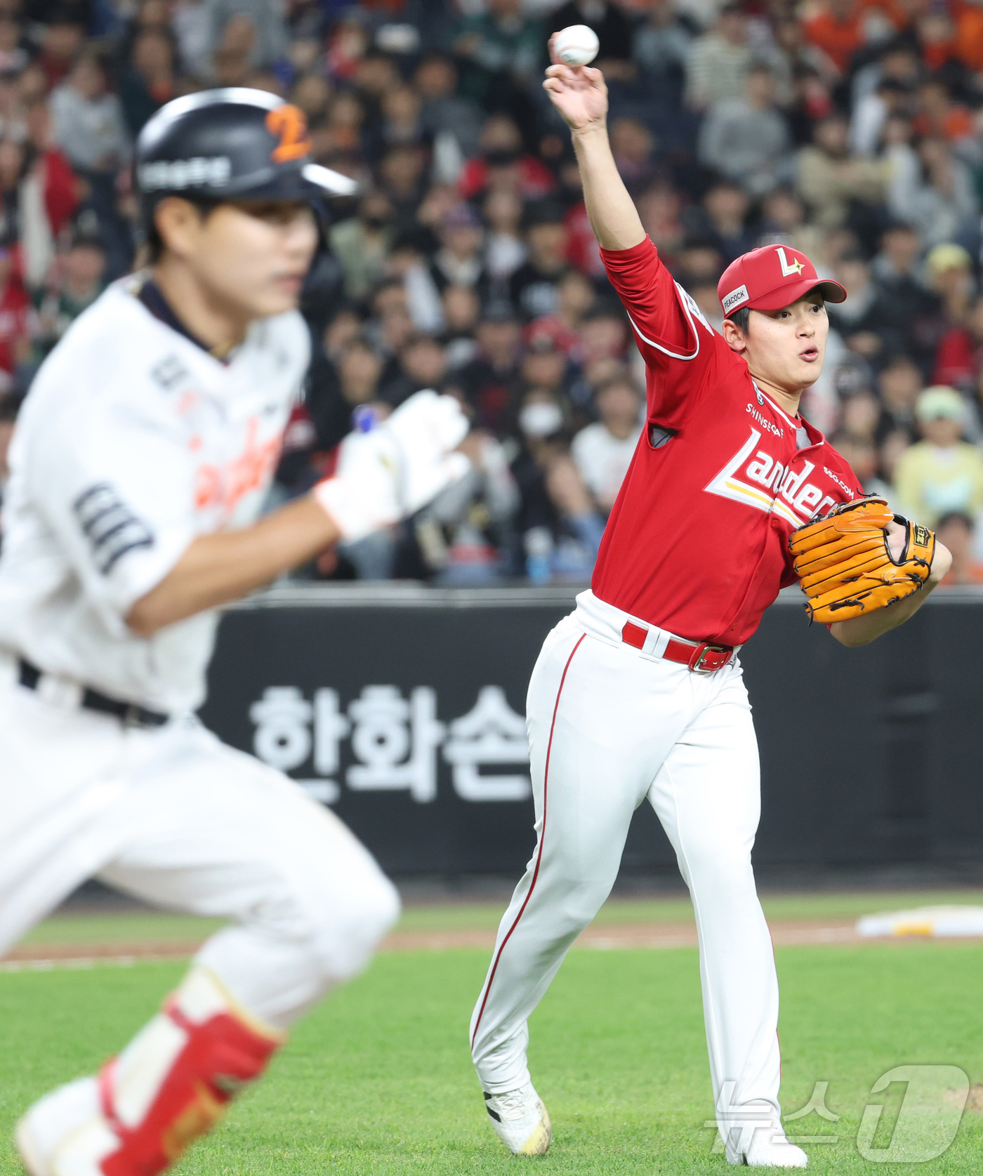 (대전=뉴스1) 김기남 기자 = 28일 대전 한화생명볼파크에서 열린 2026 신한 SOL KBO리그 SSG 랜더스와 한화 이글스의 경기에서 SSG  조병현이 8회말 심우준을 땅볼 …