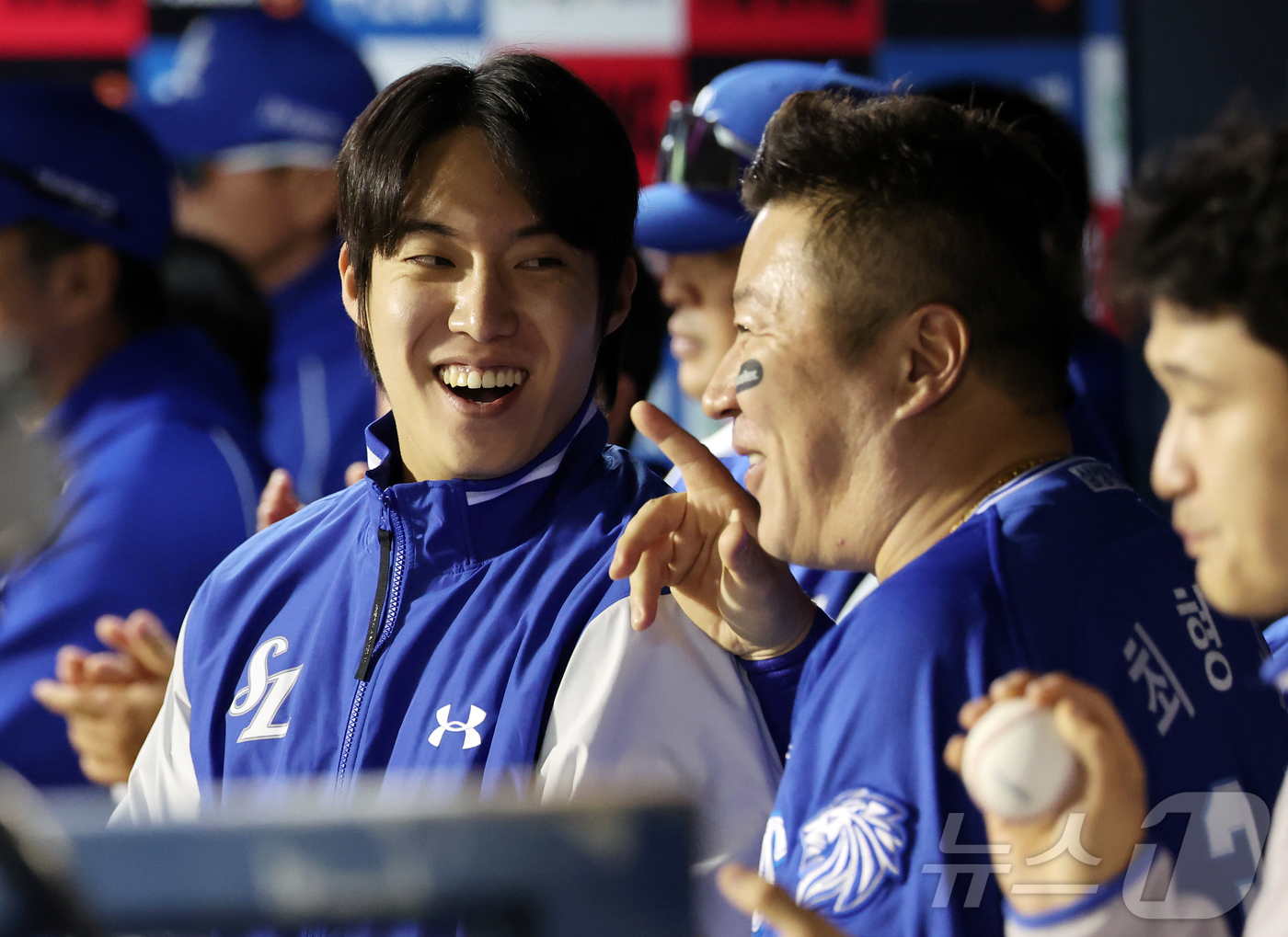 (서울=뉴스1) 김진환 기자 = 28일 서울 송파구 잠실야구장에서 열린 '2026 신한 SOL KBO리그' 삼성 라이온즈와 두산 베어스의 경기, 삼성 원태인이 9회말 무사 1,2루 …