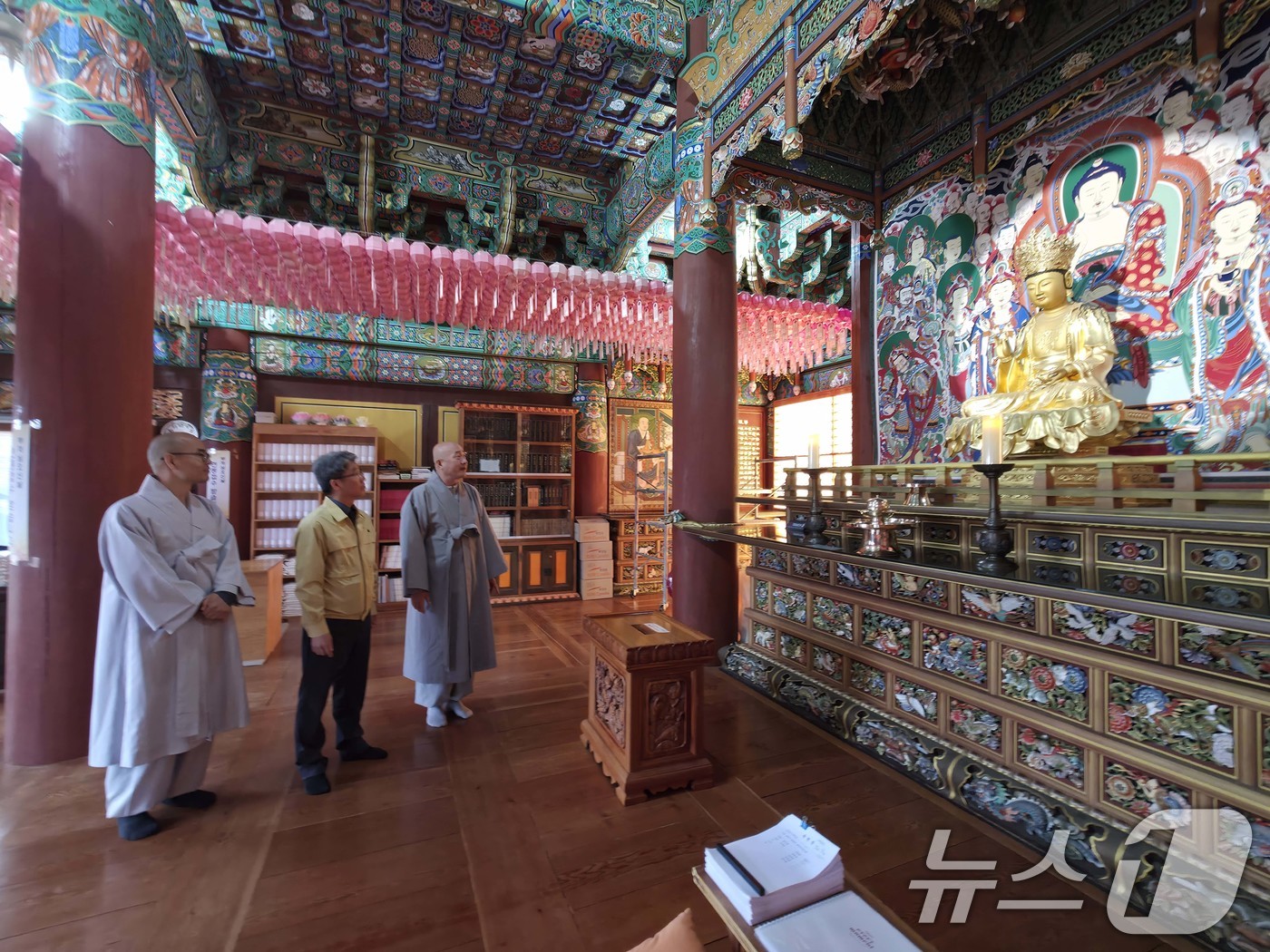 (서울=뉴스1) 임세영 기자 = 이길배 국가유산청 유산정책국장(가운데)이 국가유산 집중안전점검 기간을 맞아 28일 오후 강원도 양양 낙산사를 방문해 건칠관음보살좌상(보물)의 안전관 …