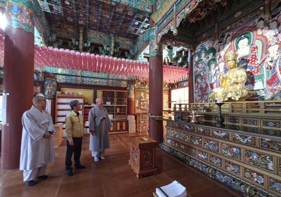 낙산사 건칠관음보살좌상 점검하는 이길배 국가유산청 유산정책국장