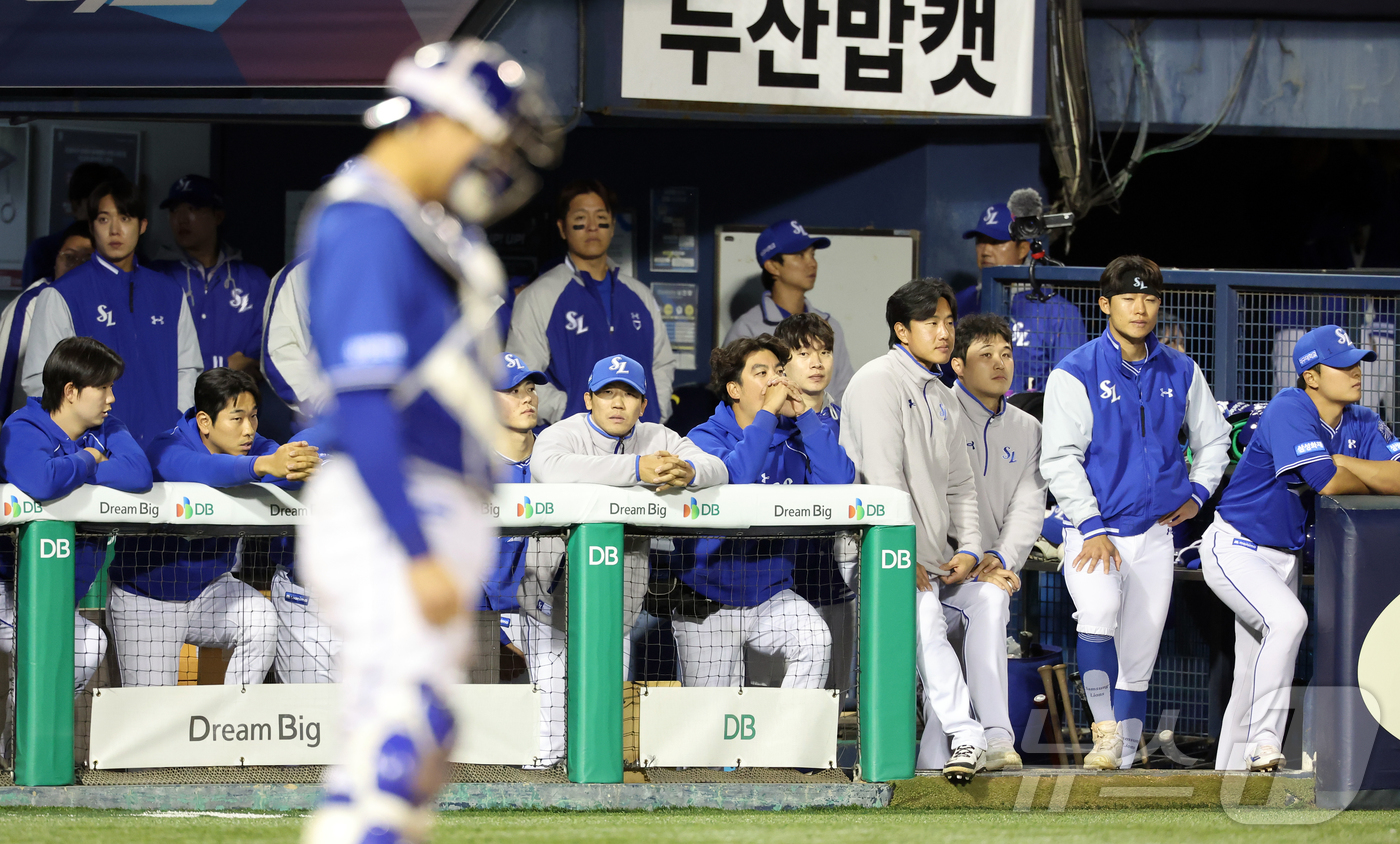 (서울=뉴스1) 김진환 기자 = 28일 서울 송파구 잠실야구장에서 열린 '2026 신한 SOL KBO리그' 삼성 라이온즈와 두산 베어스의 경기, 삼성 더그아웃 선수들이 9회말 1사 …