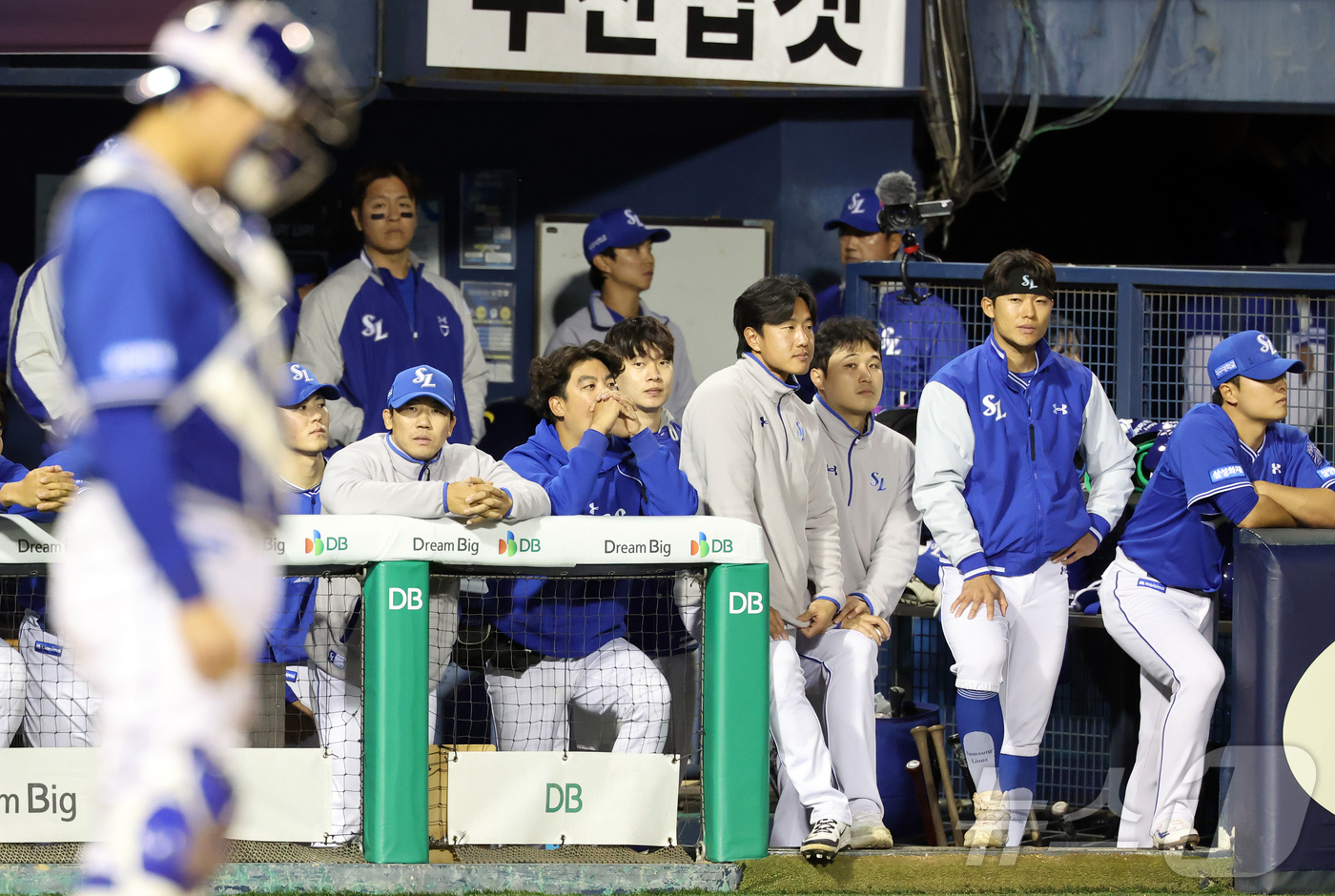 (서울=뉴스1) 김진환 기자 = 28일 서울 송파구 잠실야구장에서 열린 '2026 신한 SOL KBO리그' 삼성 라이온즈와 두산 베어스의 경기, 삼성 더그아웃 선수들이 9회말 1사 …