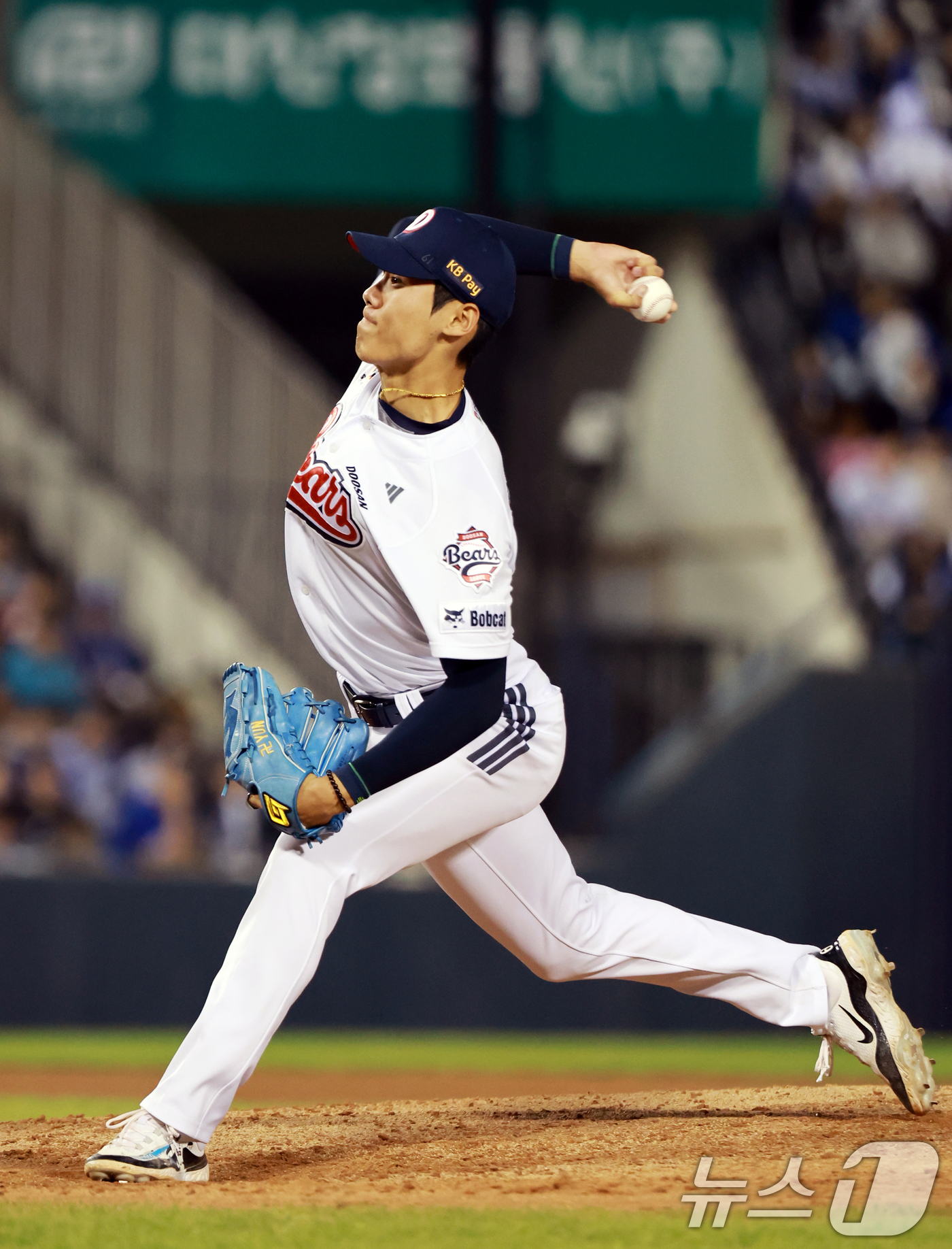 (서울=뉴스1) 이호윤 기자 = 28일 서울 송파구 잠실야구장에서 열린 '2026 신한 SOL KBO리그' 삼성 라이온즈와 두산 베어스의 경기, 7회초 두산 윤태호가 등판해 역투하 …