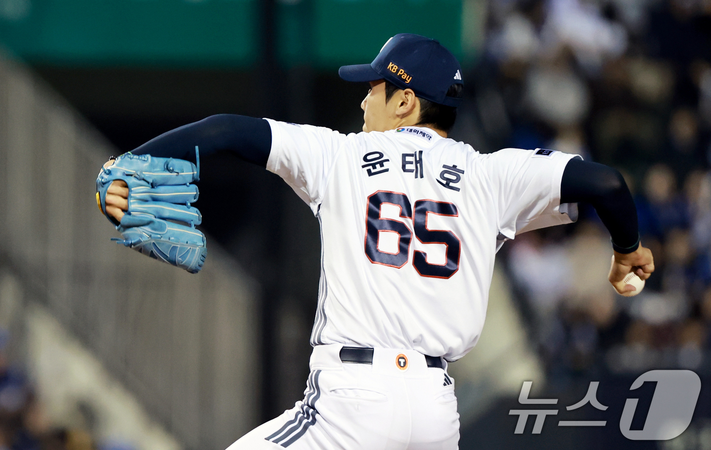 (서울=뉴스1) 이호윤 기자 = 28일 서울 송파구 잠실야구장에서 열린 '2026 신한 SOL KBO리그' 삼성 라이온즈와 두산 베어스의 경기, 7회초 두산 윤태호가 등판해 역투하 …