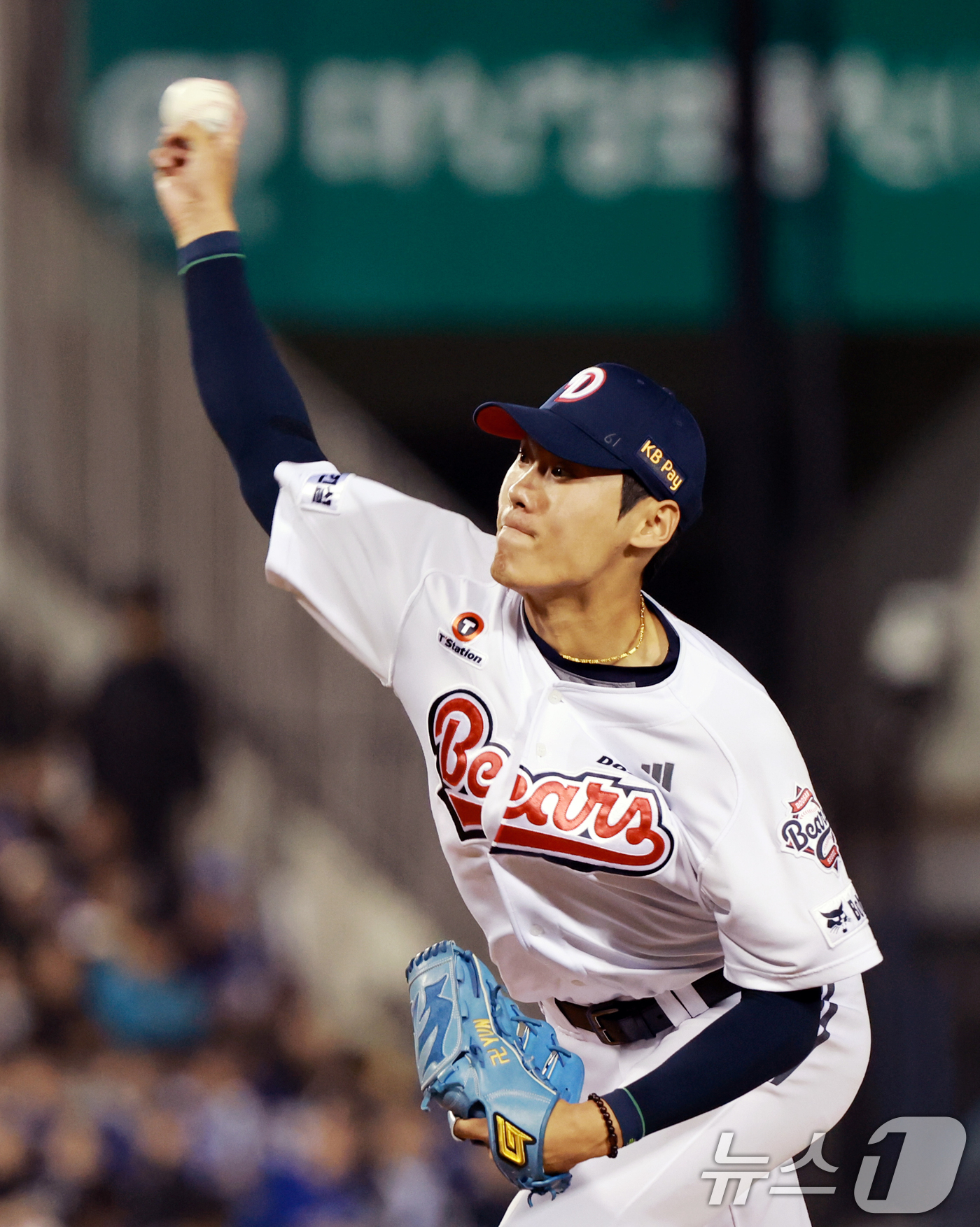 (서울=뉴스1) 이호윤 기자 = 28일 서울 송파구 잠실야구장에서 열린 '2026 신한 SOL KBO리그' 삼성 라이온즈와 두산 베어스의 경기, 7회초 두산 윤태호가 등판해 역투하 …