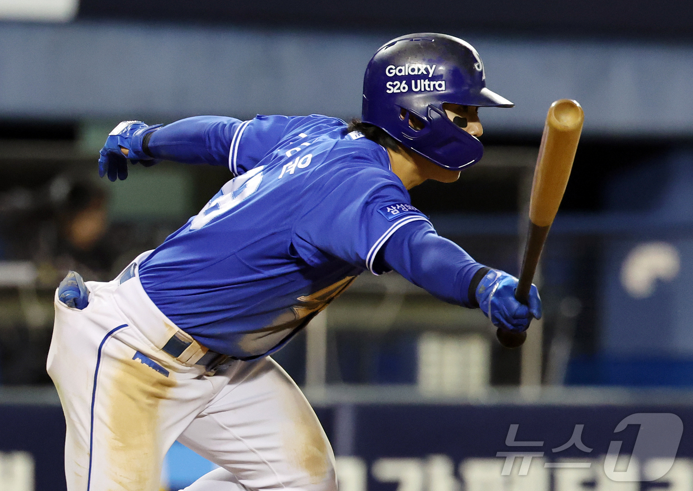 (서울=뉴스1) 김진환 기자 = 28일 서울 송파구 잠실야구장에서 열린 '2026 신한 SOL KBO리그' 삼성 라이온즈와 두산 베어스의 경기, 삼성 김성윤이 10회초 1사 2루 …