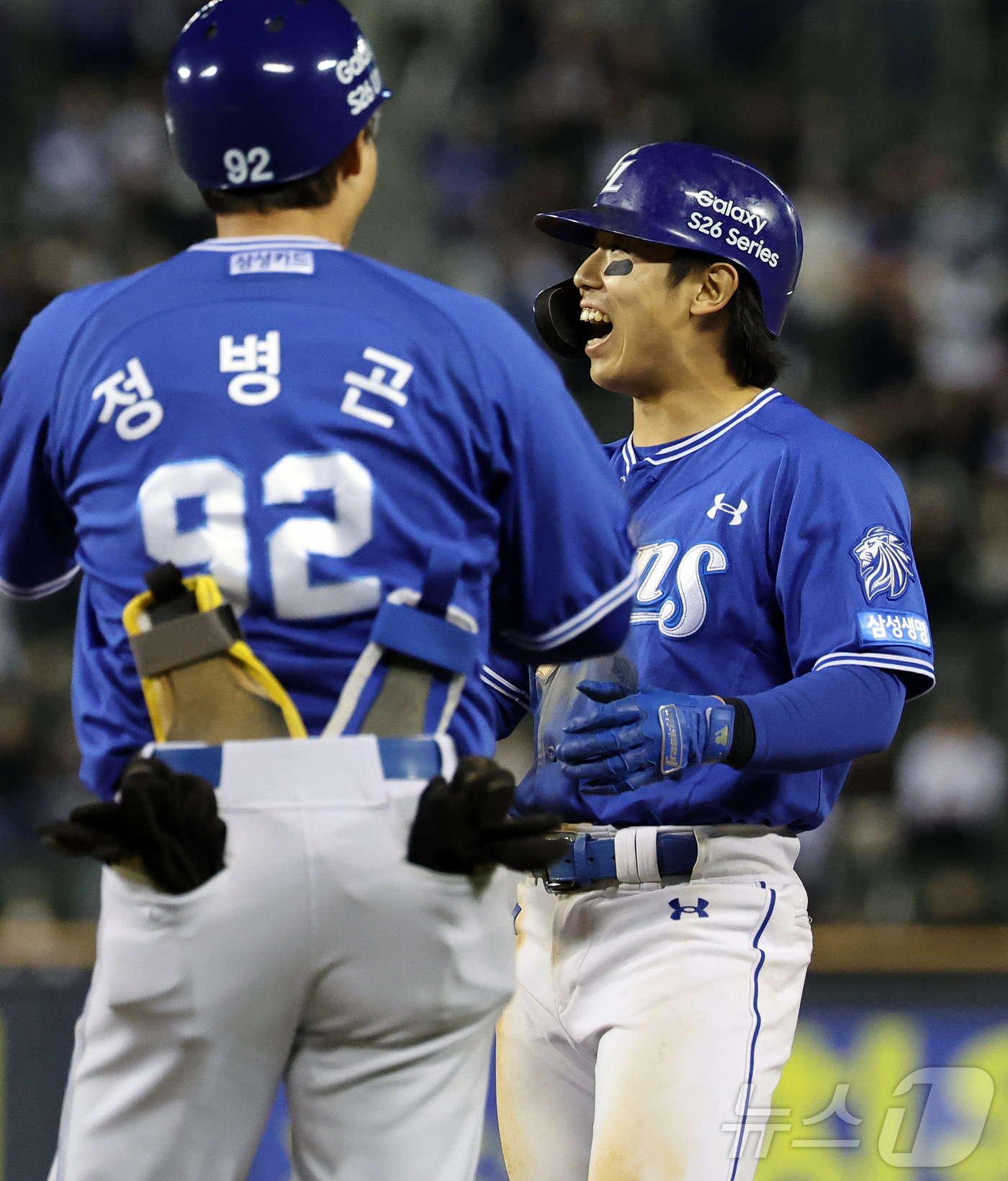 (서울=뉴스1) 김진환 기자 = 28일 서울 송파구 잠실야구장에서 열린 '2026 신한 SOL KBO리그' 삼성 라이온즈와 두산 베어스의 경기, 삼성 김성윤이 10회초 1사 2루 …