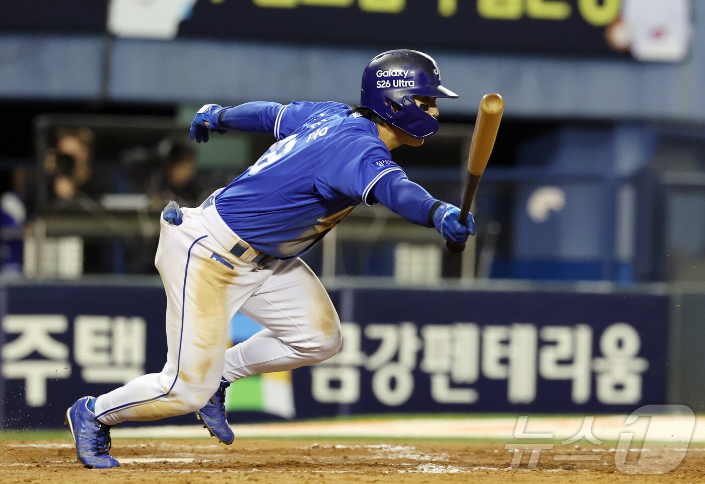 본문 이미지 - 28일 서울 송파구 잠실야구장에서 열린 '2026 신한 SOL KBO리그' 삼성 라이온즈와 두산 베어스의 경기, 삼성 김성윤이 10회초 1사 2루 상황에서 역전 적시타를 치고 있다. 2026.4.28 ⓒ 뉴스1 김진환 기자