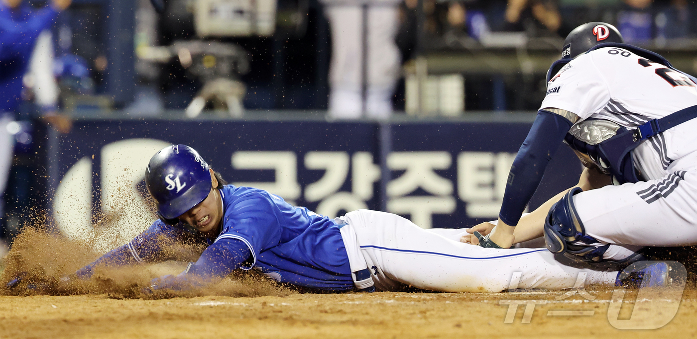 (서울=뉴스1) 김진환 기자 = 28일 서울 송파구 잠실야구장에서 열린 '2026 신한 SOL KBO리그' 삼성 라이온즈와 두산 베어스의 경기, 삼성 김성윤이 10회초 1사 2루 …