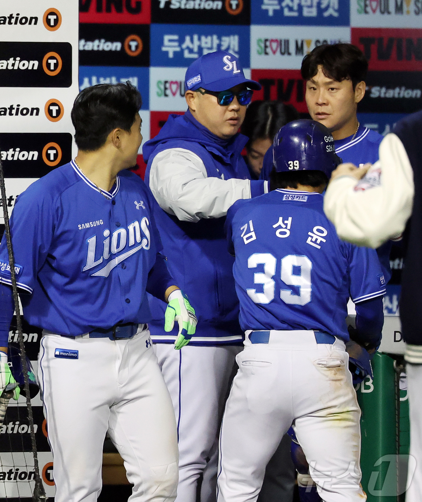 (서울=뉴스1) 김진환 기자 = 28일 서울 송파구 잠실야구장에서 열린 '2026 신한 SOL KBO리그' 삼성 라이온즈와 두산 베어스의 경기, 삼성 김성윤이 10회초 1사 2루 …