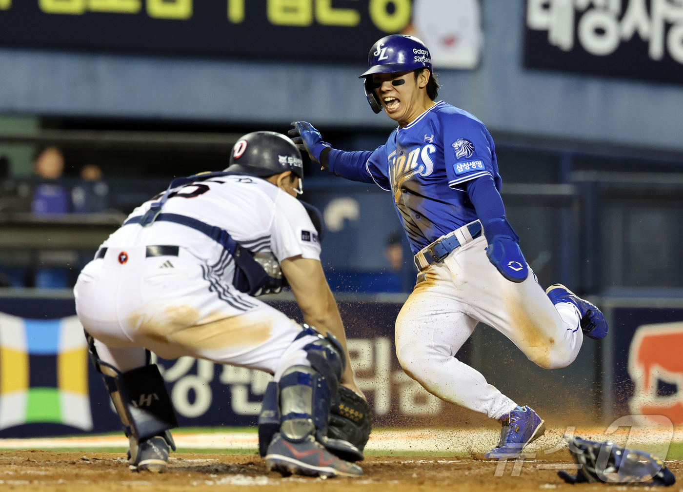 (서울=뉴스1) 김진환 기자 = 28일 서울 송파구 잠실야구장에서 열린 '2026 신한 SOL KBO리그' 삼성 라이온즈와 두산 베어스의 경기, 삼성 김성윤이 10회초 1사 2루 …