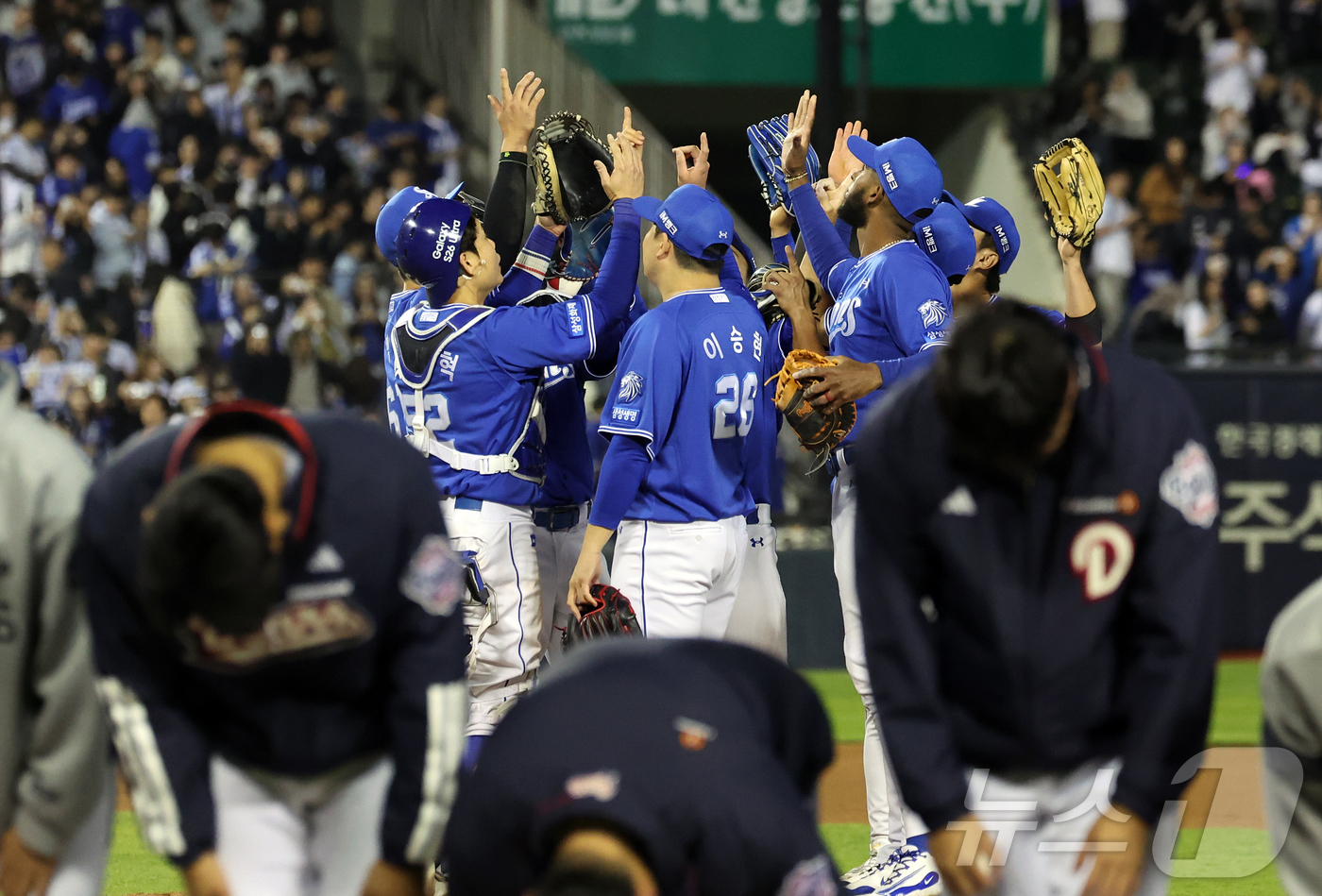 (서울=뉴스1) 김진환 기자 = 28일 서울 송파구 잠실야구장에서 열린 '2026 신한 SOL KBO리그' 삼성 라이온즈와 두산 베어스의 경기, 연장 접전 끝에 5대4 승리를 거둔 …