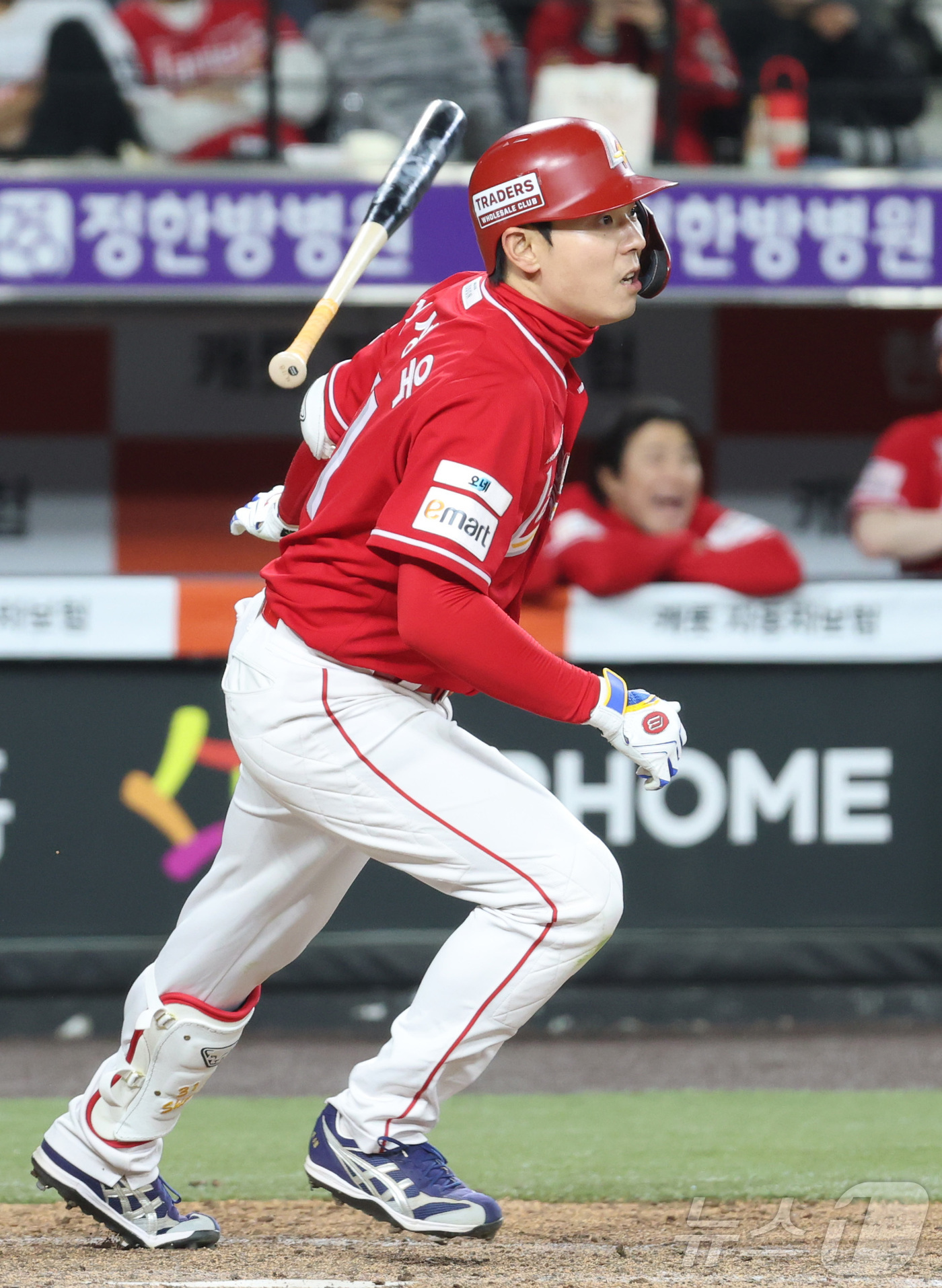 (대전=뉴스1) 김기남 기자 = 28일 대전 한화생명볼파크에서 열린 2026 신한 SOL KBO리그 SSG 랜더스와 한화 이글스의 경기에서 10회초 SSG 김성욱이 역전 1타점 안 …