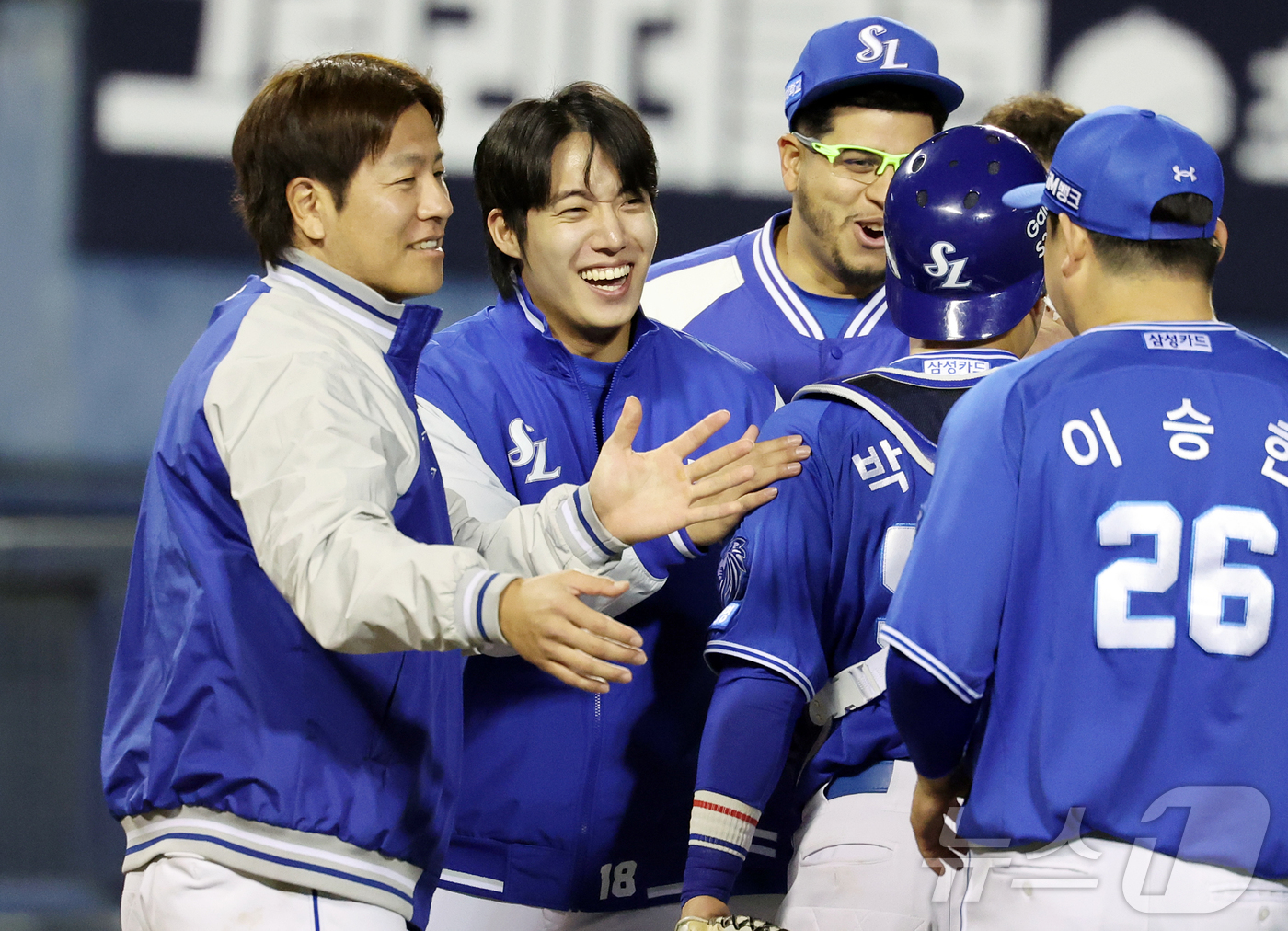 (서울=뉴스1) 김진환 기자 = 28일 서울 송파구 잠실야구장에서 열린 '2026 신한 SOL KBO리그' 삼성 라이온즈와 두산 베어스의 경기, 연장 접전 끝에 5대4 승리를 거둔 …