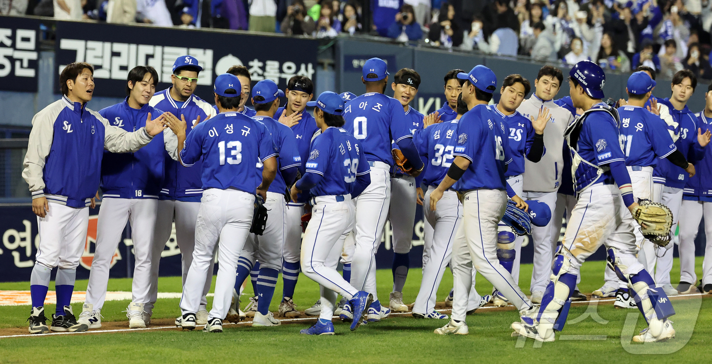 (서울=뉴스1) 김진환 기자 = 28일 서울 송파구 잠실야구장에서 열린 '2026 신한 SOL KBO리그' 삼성 라이온즈와 두산 베어스의 경기, 연장 접전 끝에 5대4 승리를 거둔 …