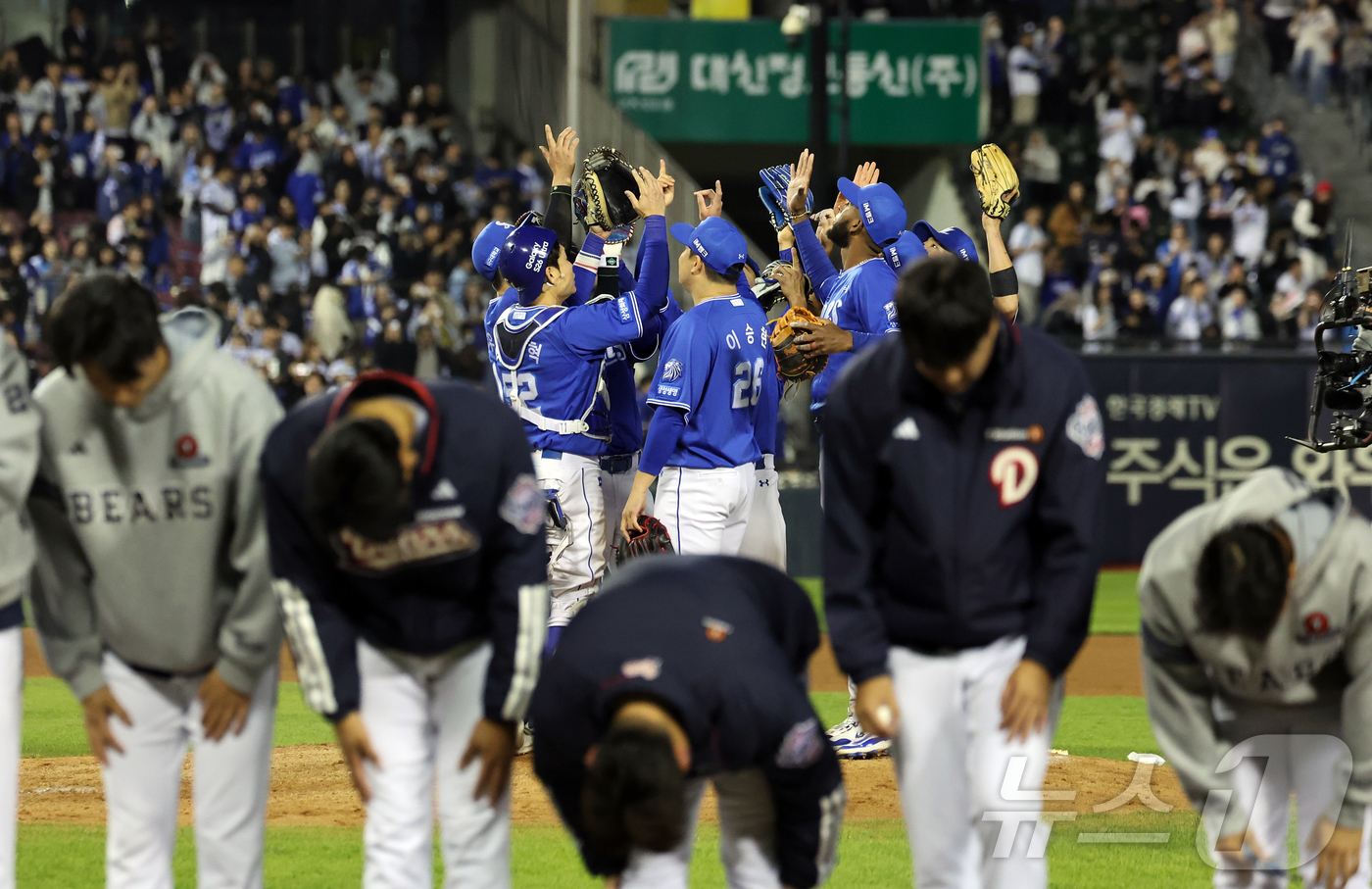 (서울=뉴스1) 김진환 기자 = 28일 서울 송파구 잠실야구장에서 열린 '2026 신한 SOL KBO리그' 삼성 라이온즈와 두산 베어스의 경기, 연장 접전 끝에 5대4 승리를 거둔 …