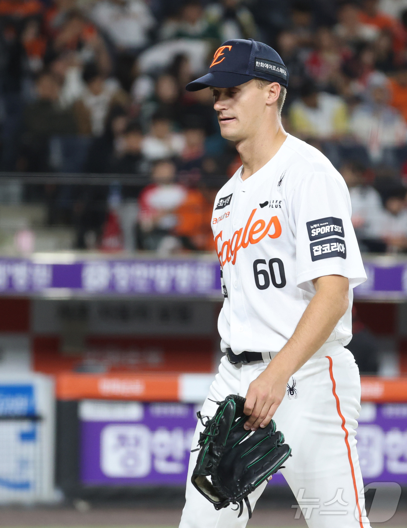 (대전=뉴스1) 김기남 기자 = 28일 대전 한화생명볼파크에서 열린 2026 신한 SOL KBO리그 SSG 랜더스와 한화 이글스의 경기에서 10회초 한화 쿠싱이 실점하며 더그아웃으 …