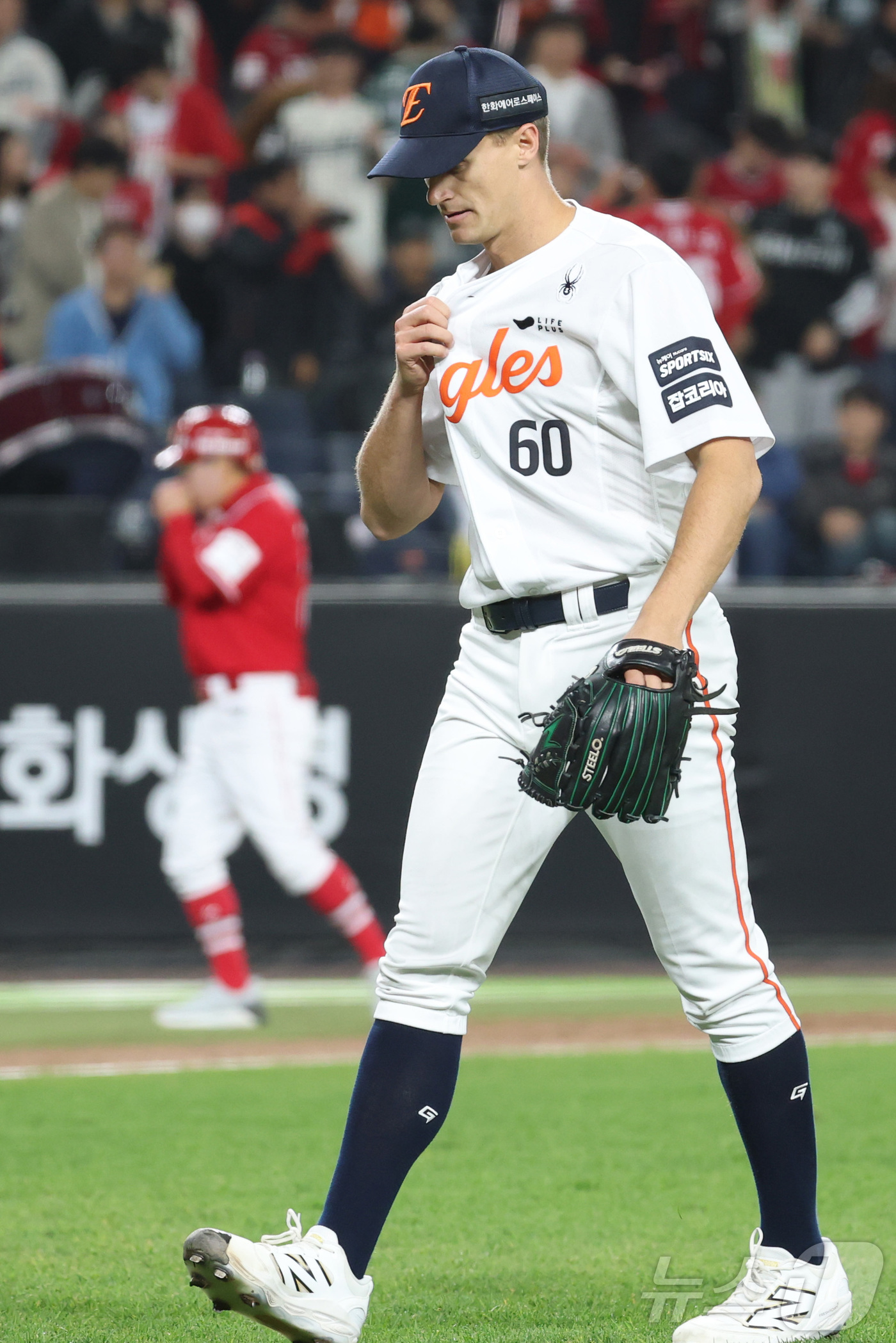 (대전=뉴스1) 김기남 기자 = 28일 대전 한화생명볼파크에서 열린 2026 신한 SOL KBO리그 SSG 랜더스와 한화 이글스의 경기에서 10회초 한화 쿠싱이 실점하며 더그아웃으 …