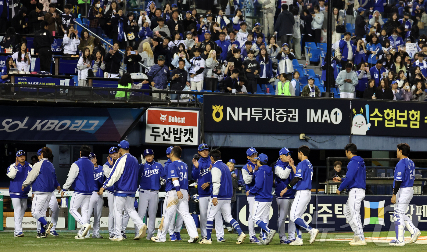 (서울=뉴스1) 김진환 기자 = 28일 서울 송파구 잠실야구장에서 열린 '2026 신한 SOL KBO리그' 삼성 라이온즈와 두산 베어스의 경기, 연장 접전 끝에 5대4 승리를 거둔 …