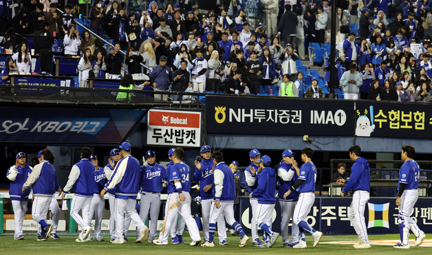 7연패 탈출 기쁨 나누는 삼성 선수들