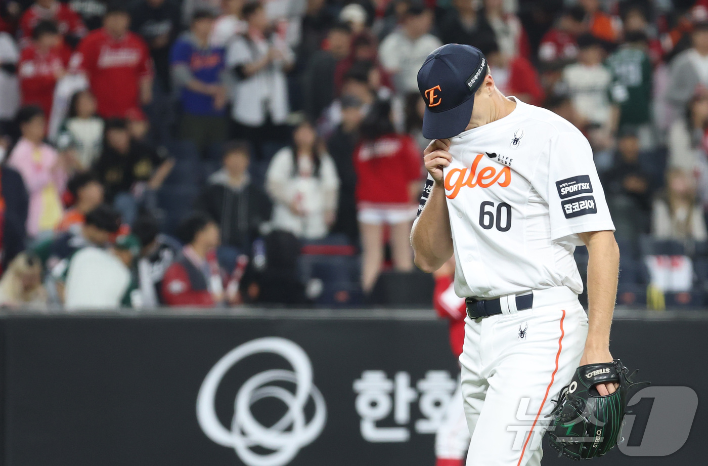 (대전=뉴스1) 김기남 기자 = 28일 대전 한화생명볼파크에서 열린 2026 신한 SOL KBO리그 SSG 랜더스와 한화 이글스의 경기에서 10회초 한화 쿠싱이 실점하며 더그아웃으 …