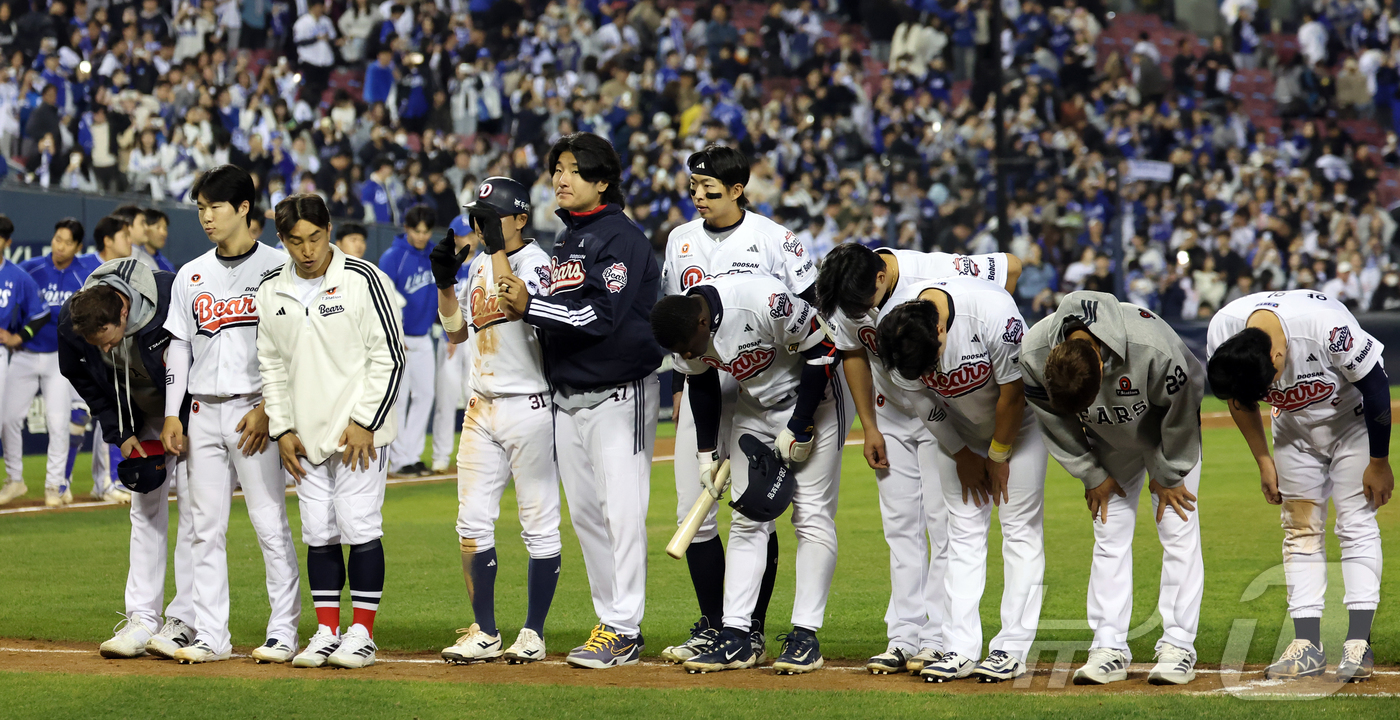 (서울=뉴스1) 김진환 기자 = 28일 서울 송파구 잠실야구장에서 열린 '2026 신한 SOL KBO리그' 삼성 라이온즈와 두산 베어스의 경기, 연장 접전 끝에 4대5로 패배한 두 …