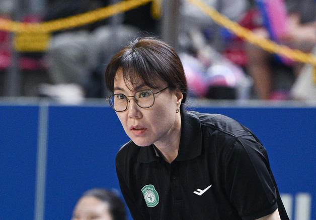 여자농구 하나은행 정선민 코치, 소속 선수에 부적절한 발언…구단 떠나