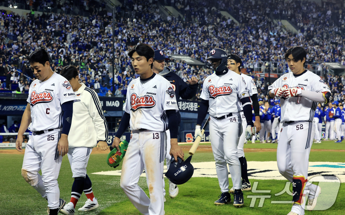 (서울=뉴스1) 이호윤 기자 = 28일 서울 송파구 잠실야구장에서 열린 '2026 신한 SOL KBO리그' 삼성 라이온즈와 두산 베어스의 경기, 연장 10회 끝에 4대5로 패배한 …