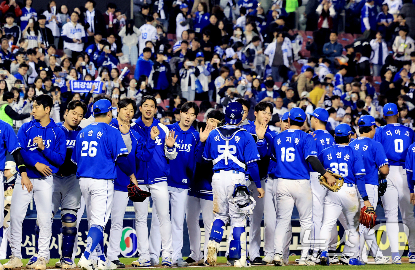 (서울=뉴스1) 이호윤 기자 = 28일 서울 송파구 잠실야구장에서 열린 '2026 신한 SOL KBO리그' 삼성 라이온즈와 두산 베어스의 경기, 연장 10회 끝에 5대4로 승리한 …