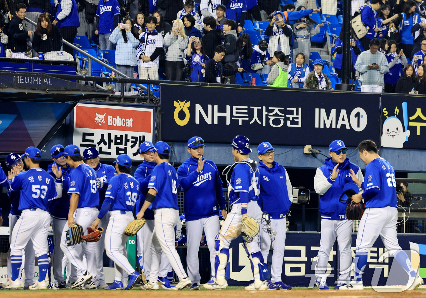 (서울=뉴스1) 이호윤 기자 = 28일 서울 송파구 잠실야구장에서 열린 '2026 신한 SOL KBO리그' 삼성 라이온즈와 두산 베어스의 경기, 연장 10회 끝에 5대4로 승리한 …
