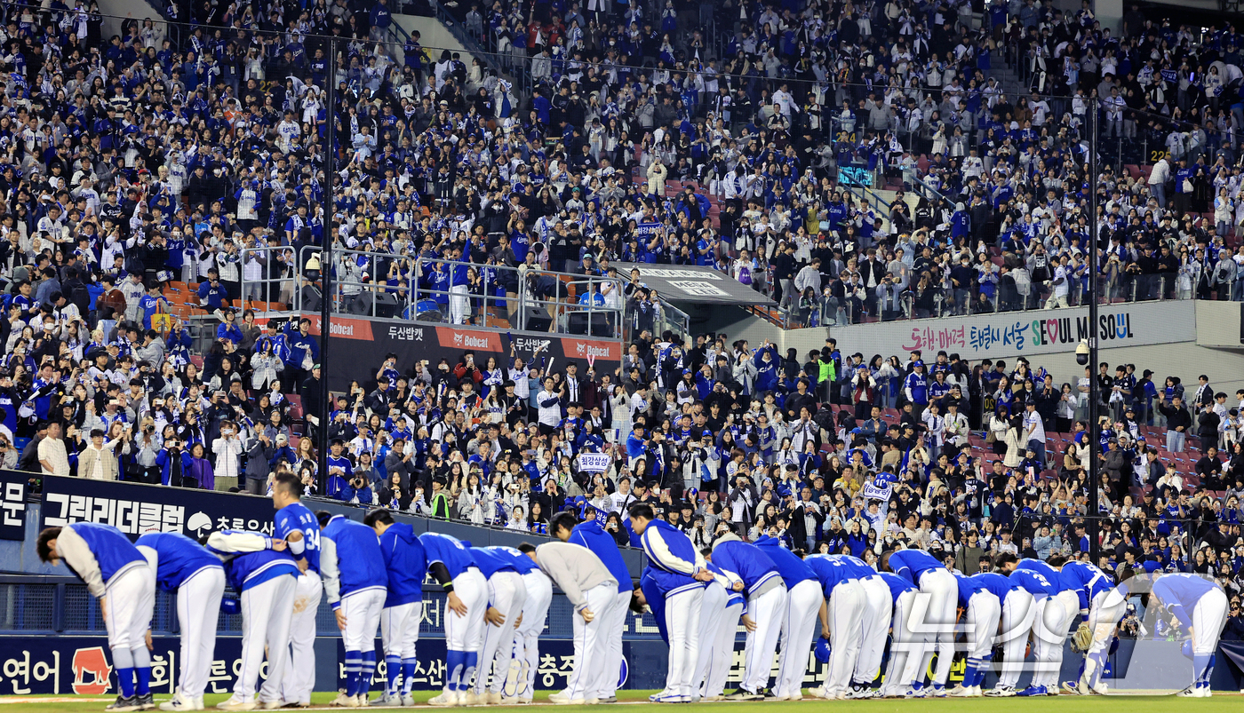 (서울=뉴스1) 이호윤 기자 = 28일 서울 송파구 잠실야구장에서 열린 '2026 신한 SOL KBO리그' 삼성 라이온즈와 두산 베어스의 경기, 연장 10회 끝에 5대4로 승리한 …