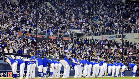 팬들에게 인사하는 삼성 라이온즈 선수들
