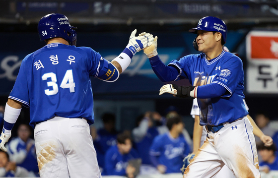 기뻐하는 박세혁과 최형우