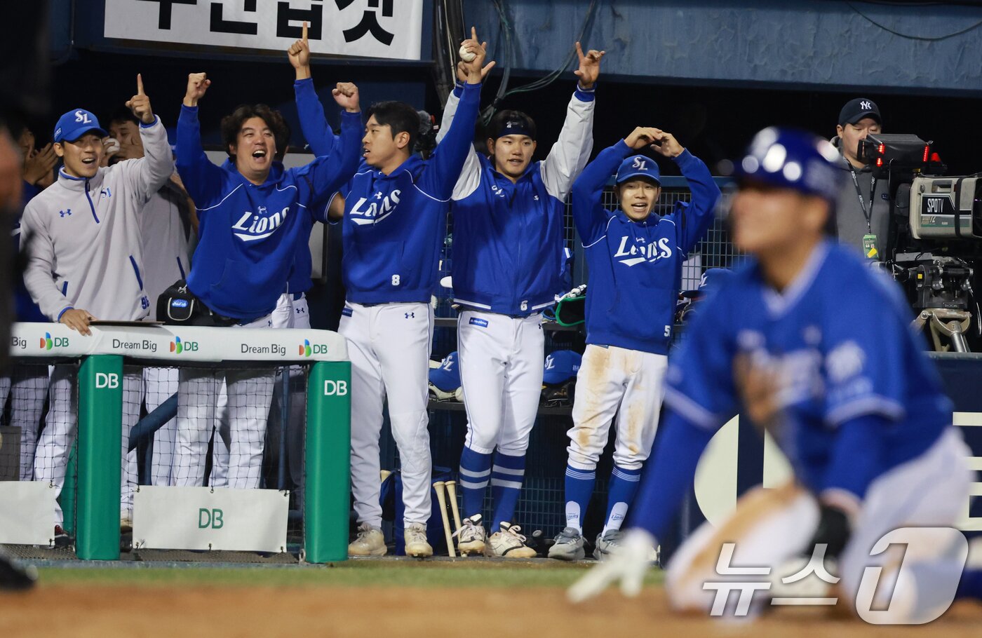 본문 이미지 - 28일 서울 송파구 잠실야구장에서 열린 '2026 신한 SOL KBO리그' 삼성 라이온즈와 두산 베어스의 경기, 삼성 더그아웃 선수들이 연장 10회초 1사 2루 상황에서 김성윤의 적시타가 나오자 환호하고 있다. 2026.4.28 ⓒ 뉴스1 이호윤 기자