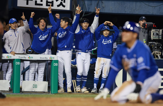 기뻐하는 삼성 라이온즈 선수들