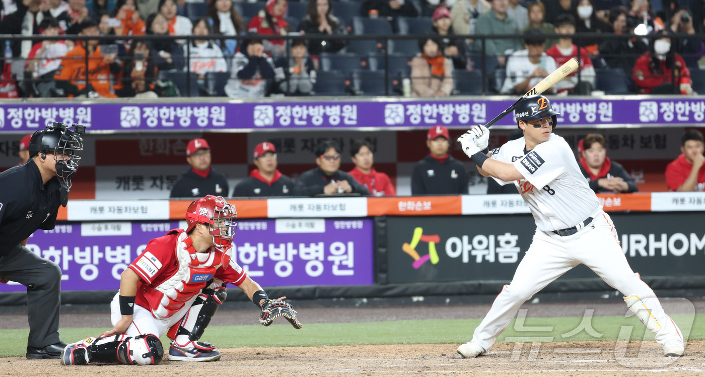 (대전=뉴스1) 김기남 기자 = 28일 대전 한화생명볼파크에서 열린 2026 신한 SOL KBO리그 SSG 랜더스와 한화 이글스의 경기에서 10회말 한화 2사 만루에서 노시환이 볼 …
