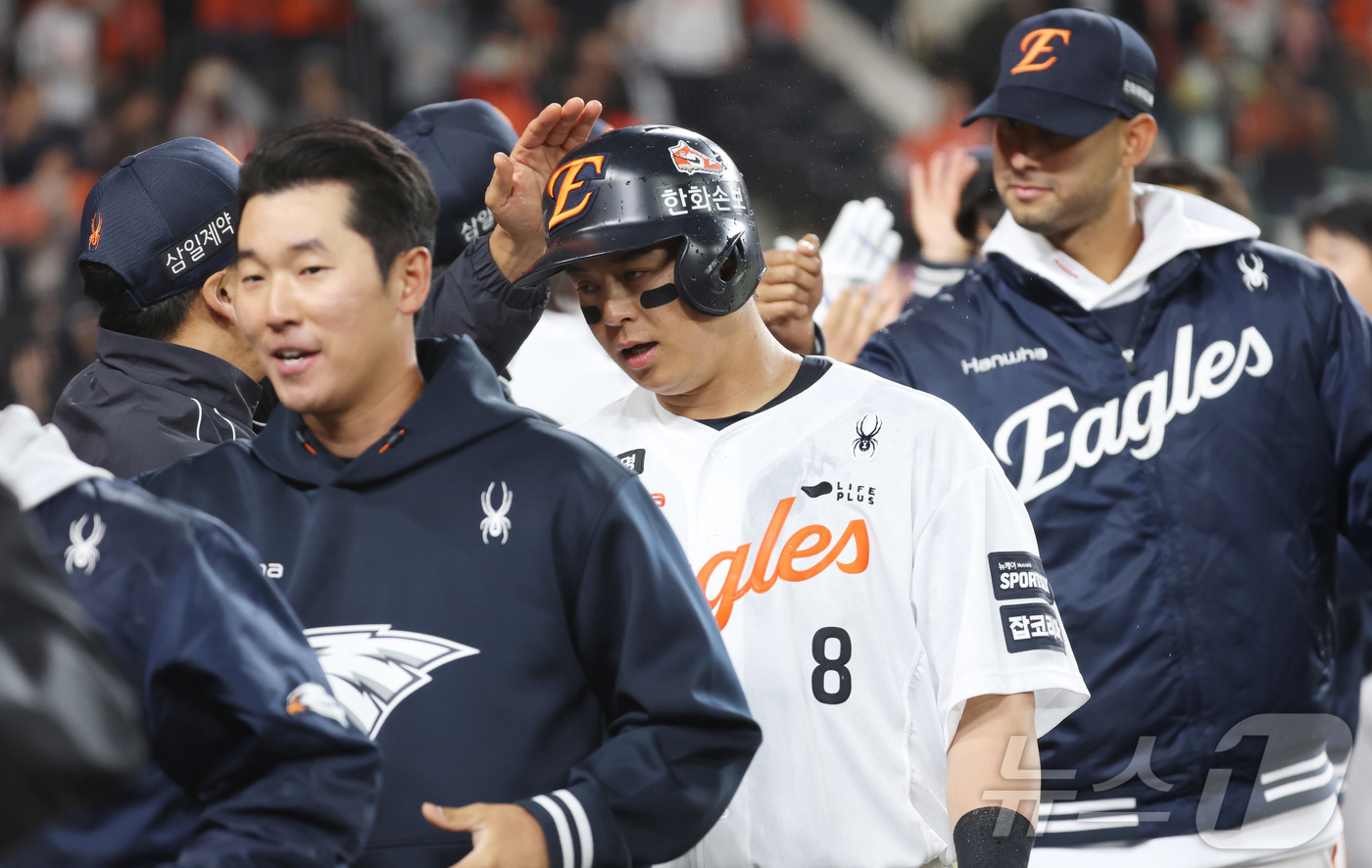 (대전=뉴스1) 김기남 기자 = 28일 대전 한화생명볼파크에서 열린 2026 신한 SOL KBO리그 SSG 랜더스와 한화 이글스의 경기에서 10회말 한화 2사 만루에서 노시환이 볼 …