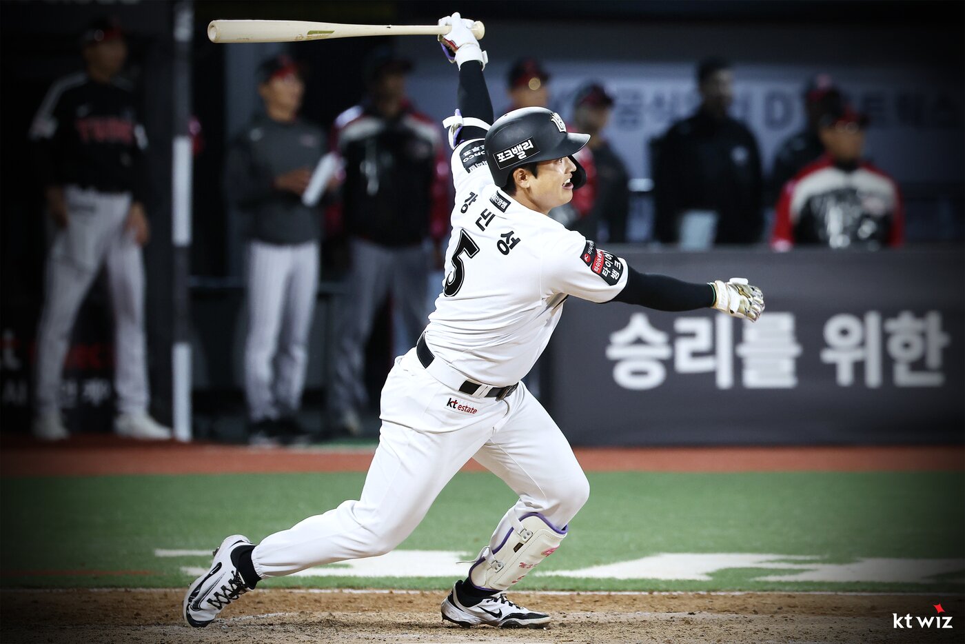 본문 이미지 - KT 위즈 강민성이 28일 열린 KBO리그 수원 LG 트윈스전에서 연장 10회말 끝내기 안타를 때려 팀의 6-5 승리를 이끌었다. (KT 위즈 제공)
