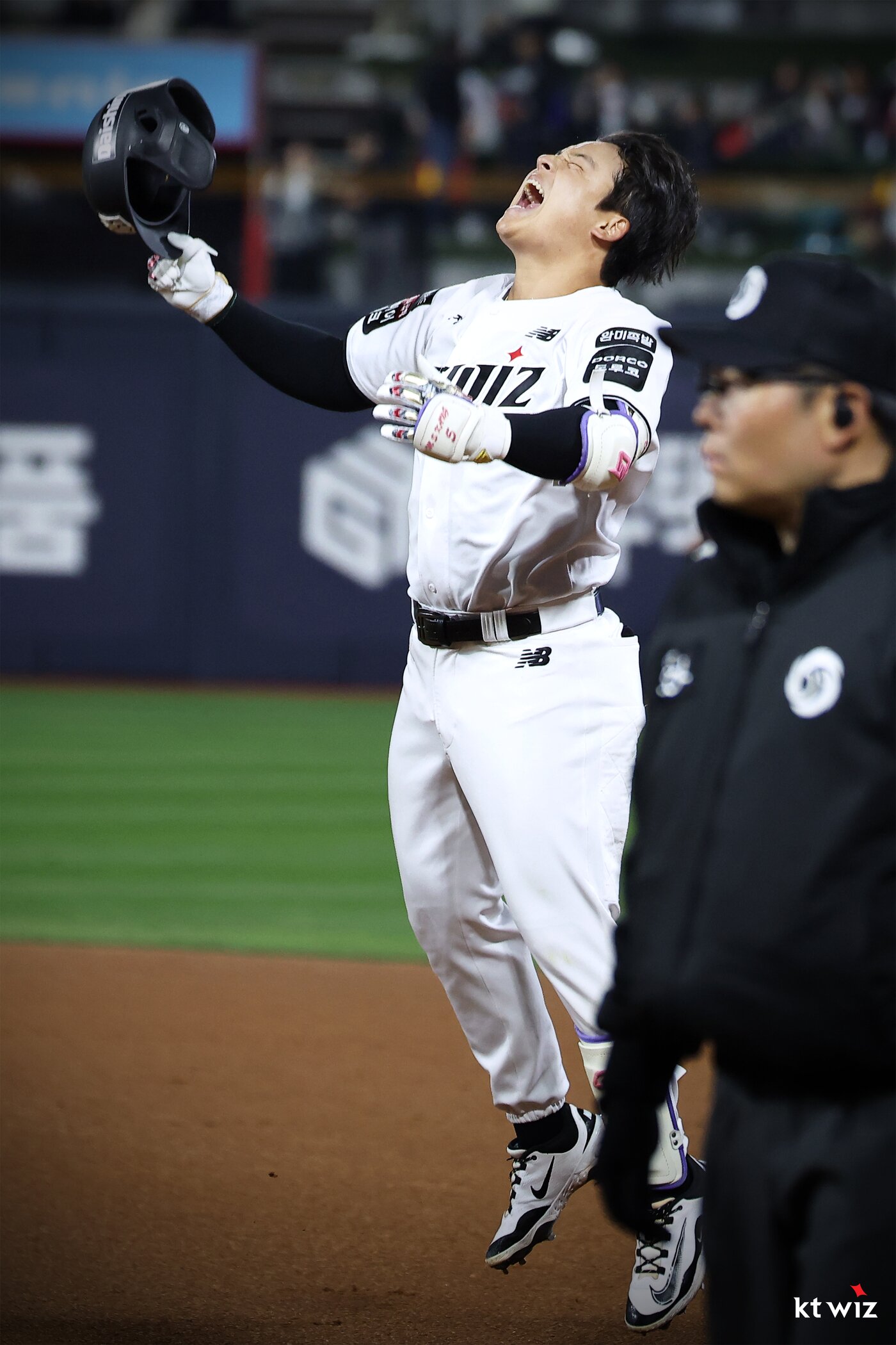본문 이미지 - KT 위즈 강민성이 28일 열린 KBO리그 수원 LG 트윈스전에서 연장 10회말 끝내기 안타를 때려 팀의 6-5 승리를 이끌었다. (KT 위즈 제공)