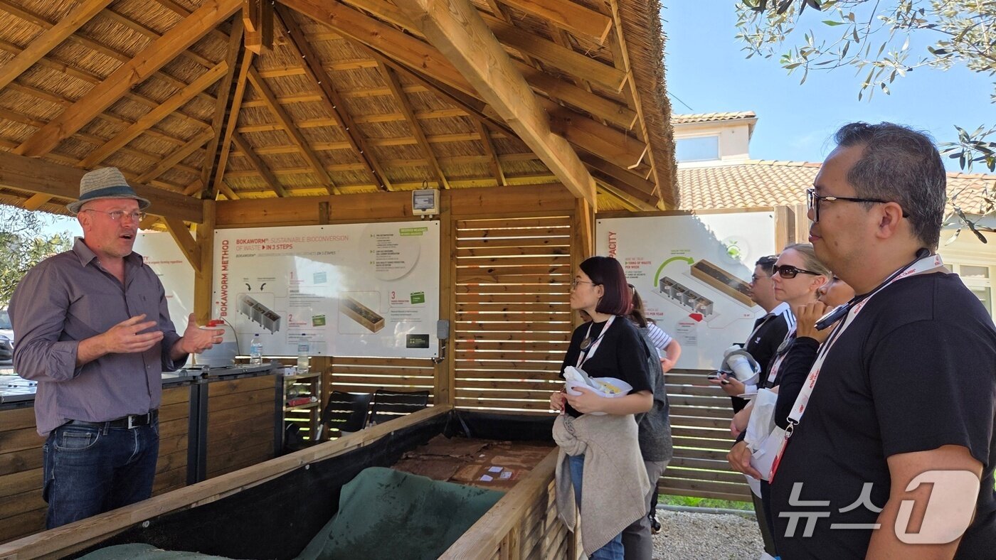 본문 이미지 - 프랑스 로얄캐닌 관계자가 27일(현지시간) 폐기물 처리 프로세스를 설명하고 있다. ⓒ 뉴스1 최서윤 기자
